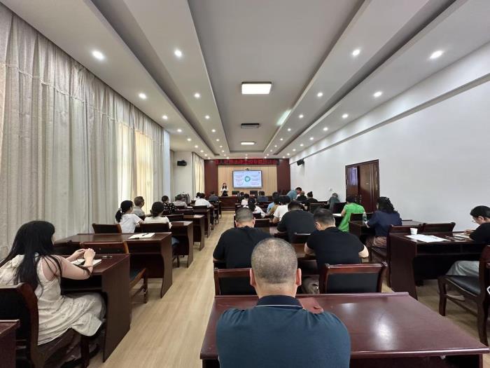 县人社局组织开展法律法规专题培训会